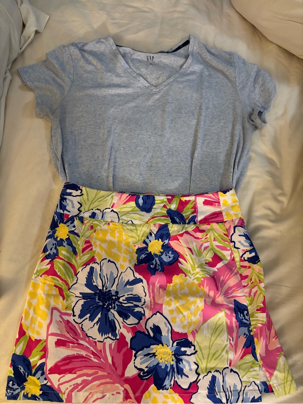Rafaella Pink Trim Floral Print Skort w/ 2 coordinating Gap v-neck Tees